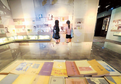 观众参观“中国现当代文学展”。杜建坡摄